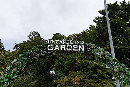 Plastové logo na kovové tabuli