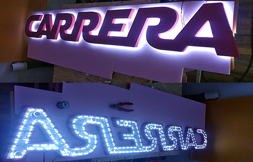 Plastové logo na kovové konstrukci v Auparku