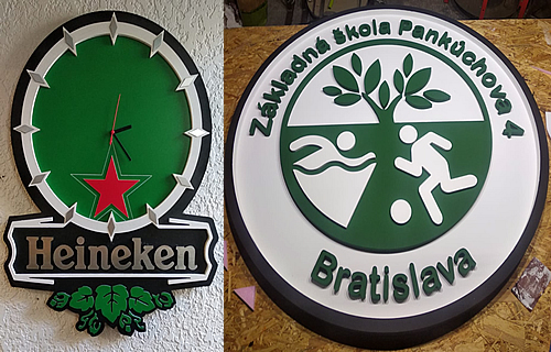 Kovové logo odsazené od stěny