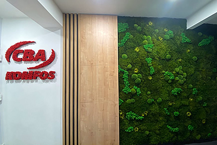 3D logo z plastu na pozadí z mechu