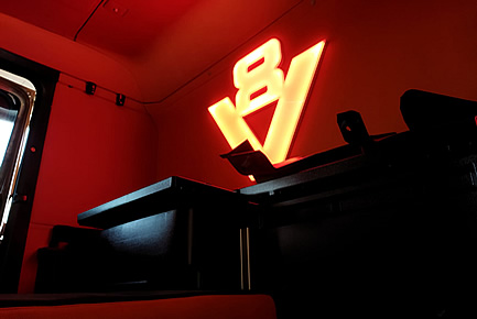 Světelné logo z opálového plexiskla