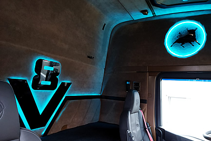 Světelné logo z opálového plexiskla