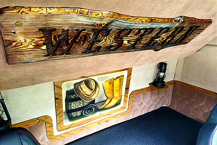 Nápis vygravírovaný do dřevěné desky