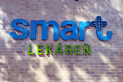 Logo lékárny z plastu