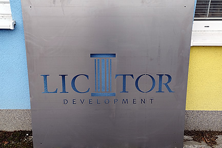 Ocelové logo vyřezané do plechové tabule