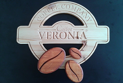 Dřevěné logo kavárny