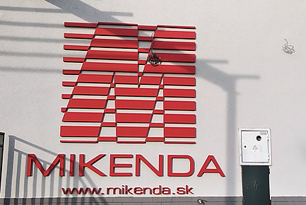 Velké firemní logo z polystyrenu