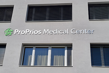 3D plastové logo s kovovým efektem