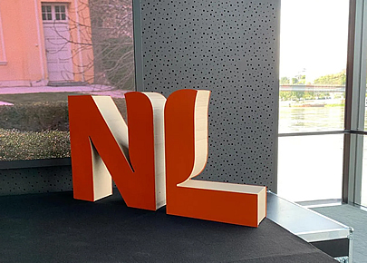 Samostatně stojící ekologická písmena pro NL ambasádu