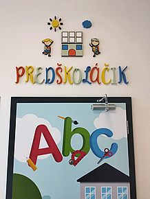 Polep dveří a nápis z plastu