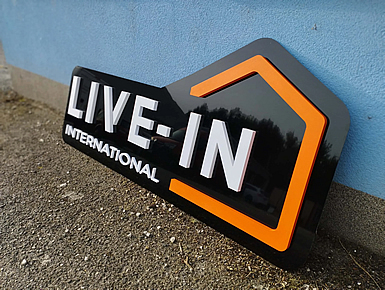 Plastové logo na černém plexiskle