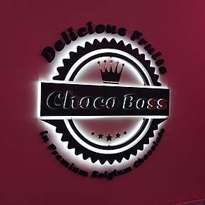 Podsvícené logo z plastu