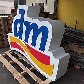 Velké 3D logo ze dřeva a plastu