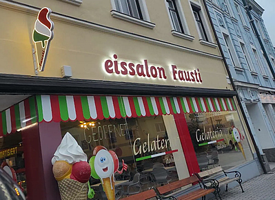 Podsvícené logo a reklamní výstrč