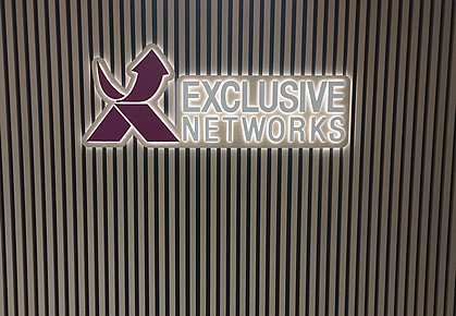 Podsvícené logo z plexiskla