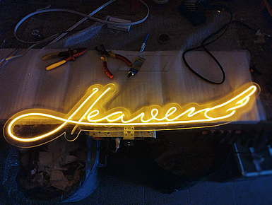 Neonové světelné logo na podkladu z plexiskla