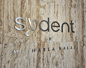 Logo z nerezové oceli