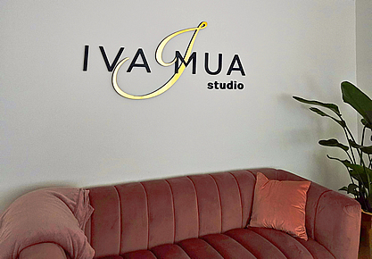 Plastové logo se zlatou fólií